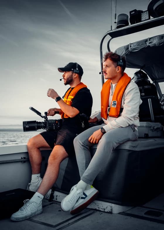 Dreamscope-Filmteam mit Kamera bei einem Dreh auf einem Boot am Bodensee