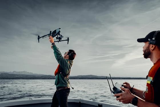 Dreamscope-Team bei einem Drohnen-Dreh vom Boot aus über dem Bodensee