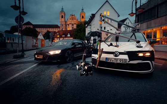 Dreamscope-Kamerawagen beim Dreh einer Sportwagen-Fahrt vor der Basilika St. Martin in Weingarten