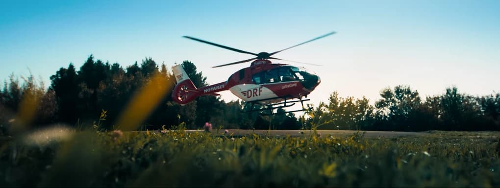 Rettungshubschrauber im Tiefflug über einer Wiese. Projekt von Dreamscope für das Deutsche Rote Kreuz