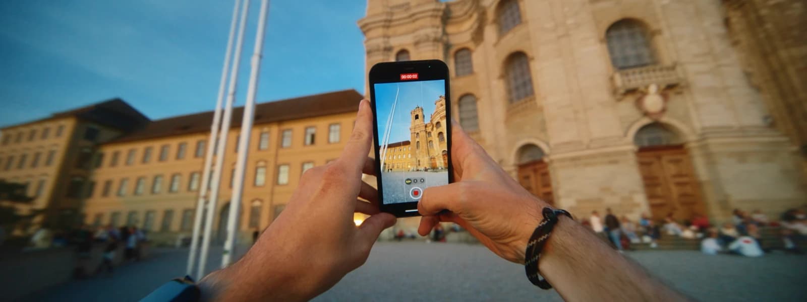 Hände filmen mit dem Smartphone die Basilika St. Martin in Weingarten. Projekt von Dreamscope für die RWU