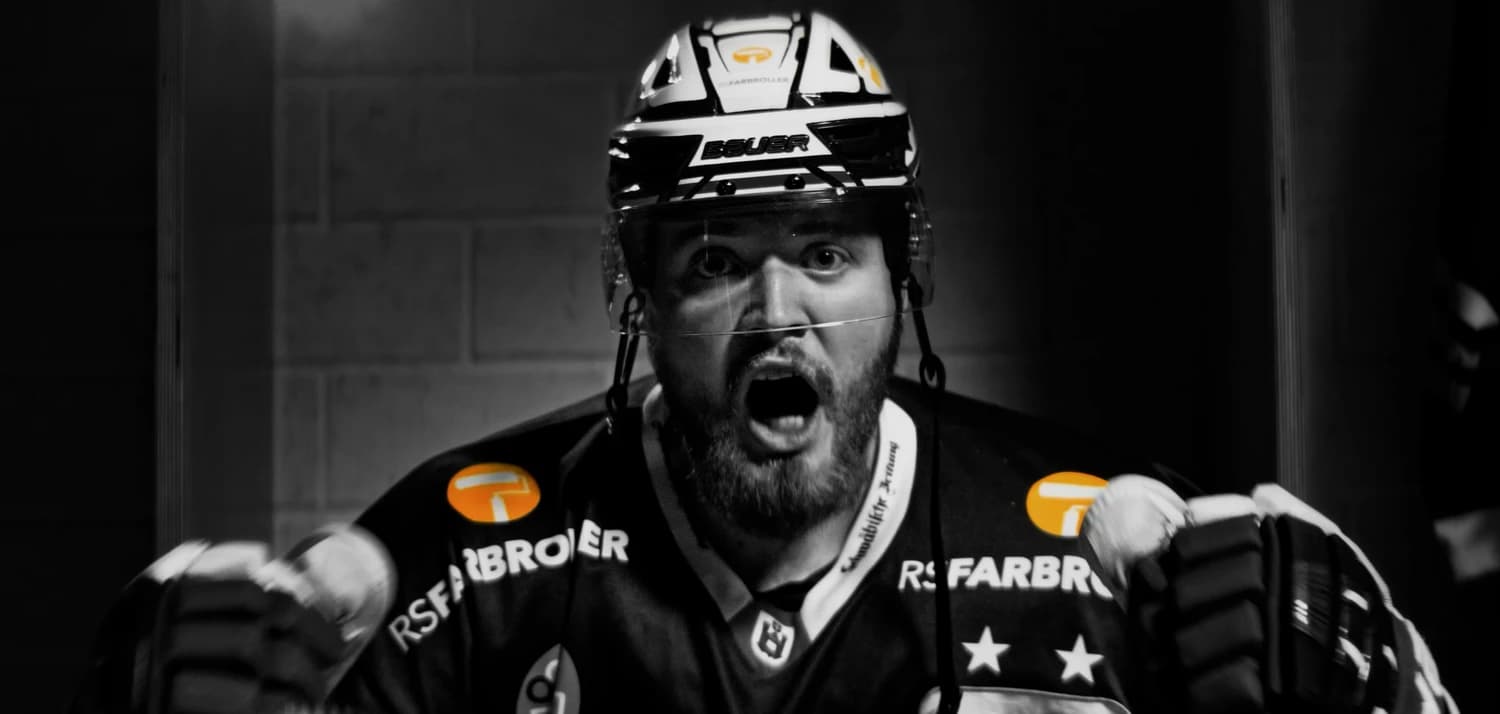Eishockey-Spieler der Ravensburg Towerstars im dramatischen Porträt. Projekt von Dreamscope für RS Farbroller x Towerstars