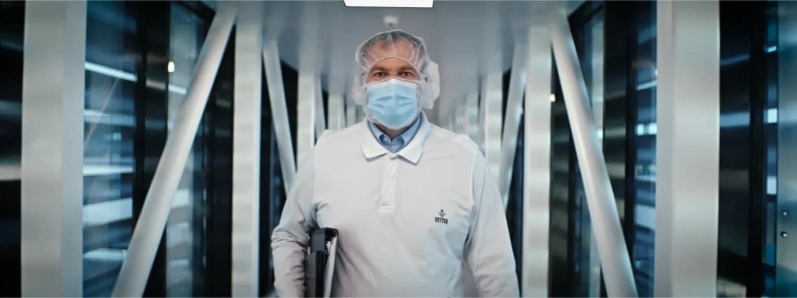 Mitarbeiter mit Aktenordnern im Büro. Projekt von Dreamscope für Vetter Pharma